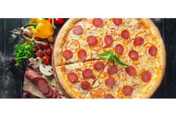 Pizza Caseira de Calabresa: Saborosa com Massa feita em casa.